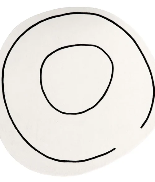 Round structural rug Loop — detailed view of the contrasting black line on the edge