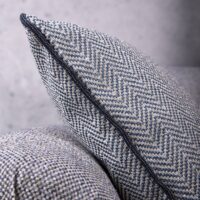 Alberti FR — огнестойкая мебельная ткань в реальном интерьере: тонкофактурный Dessin, 100% полиэстер, сертификат BS 5852 CRIB 5. Интерьерный вид 1.
