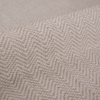 Alberti FR tulekindel mööblikangas, värv 01: 100% polüester, peene mikrotekstuuriga Dessin-koe (raport 0,8 × 3,5 cm), laius 140 cm, 50 000 Martindale’i tsüklit klass SC, EN 1021 / IMO Part 8 / C&M / CRIB 5 (BS 5852) sertifikaadid — hotellidele, restoranidele ja avalike ruumide mööblile.