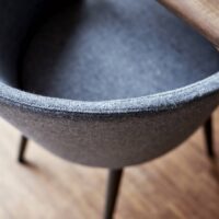 Borana — шерстяная мебельная ткань в реальном интерьере: 50% шерсть / 40% полиакрил / 10% полиэстер, однотонное букле в скандинавском стиле, для диванов и кресел. Интерьерный вид 3.