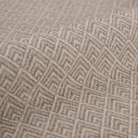 Calace FR tulekindel mööblikangas, värv 01: 100% polüester, mustriline Dessin-koe (muster 4,5 × 3,5 cm), laius 140 cm, 50 000 Martindale’i tsüklit klass SC, sertifikaadid EN 1021 / IMO Part 8 / C&M / CRIB 5 (BS 5852) — hotellidele, restoranidele, kontoritele ja avalike ruumide mööblile.