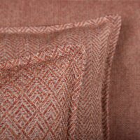 Calace FR tulekindel mööblikangas reaalses interjööris — Dessin-koe 100% polüester mustriga 4,5 × 3,5 cm, BS 5852 CRIB 5 sertifikaadiga, sobib hotelli-, restorani- ja lepingumööblile. Interjöörivaade 2.
