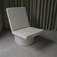 Cassia FR mööblikangas interjööris — ringlussevõetud olefiin / polüester / PAN segu, buklee-tekstuur, UV-stabiilne. Interjöörivaade 1.