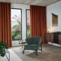 Lazuli FR mööblikangas interjööris — lopsakas šenill FR BS 5852 CRIB 5 sertifikaadiga. Interjöörivaade 1.