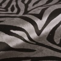 Malawi botaanilise mustriga mööblikangas, värv 01: 73% polüester / 27% viskoos, Dessin-koe suure 42 × 34,5 cm botaanilise motiiviga, laius 140 cm, 640 g/m², 50 000 Martindale’i tsüklit klass SC, valguskindlus 6 — aktsenttugitoolidele, dekoratiivpatjadele ja meeldejäävale mööblile.