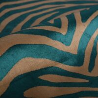 Malawi botaanilise mustriga mööblikangas, värv 07: 73% polüester / 27% viskoos, Dessin-koe suure 42 × 34,5 cm botaanilise motiiviga, laius 140 cm, 640 g/m², 50 000 Martindale’i tsüklit klass SC, valguskindlus 6 — aktsenttugitoolidele, dekoratiivpatjadele ja meeldejäävale mööblile.