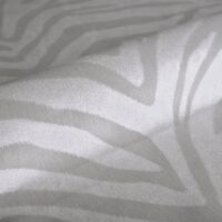 Malawi botanical-pattern upholstery fabric, colour 04: 73% polyester / 27% viscose Dessin weave with a large 42 × 34.5 cm botanical motif, 140 cm wide, 640 g/m², 50 000 Martindale rubs class SC, light fastness 6 — for accent armchairs, cushions and statement upholstery.