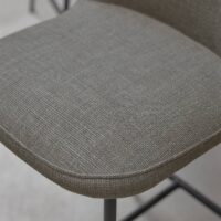 Sumac FR loodusliku ilmega FR mööblikangas interjööris — PAN / ringluspolüester / viskoos / lina segu lina-puutega. Interjöörivaade 3.