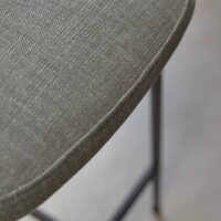 Sumac FR loodusliku ilmega FR mööblikangas interjööris — PAN / ringluspolüester / viskoos / lina segu lina-puutega. Interjöörivaade 5.
