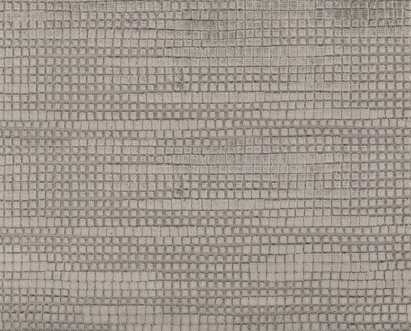 Triana FR triibulise tekstuuriga tulekindel mööblikangas, värv 01: 100% polüester, Dessin-koe peene vertikaalse multi-triibuga (raport 36 × 3,5 cm), laius 140 cm, 620 g/m², 100 000 Martindale’i tsüklit klass SC, valguskindlus 7, EN 1021 / IMO Part 8 / C&M sertifikaadid — raske kasutusega lepingu FR triibumustriga.
